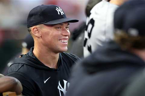 Aaron Judge takes on-field batting practice in enormous Yankees step