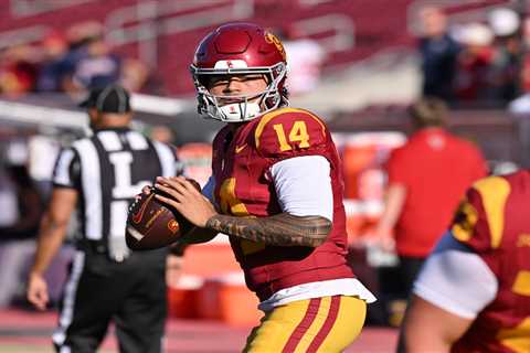 USC’s Coliseum crowd looked better — but the empty seats aren’t gone yet