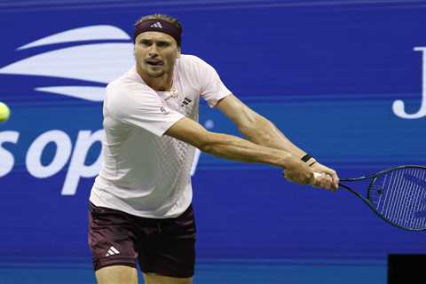 Alexander Zverev rolls into US Open semifinals with straight-sets win
