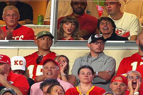 Taylor Swift takes in Travis Kelce’s Chiefs opener next to Tom Cruise