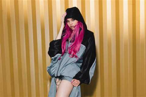 ADÉLA’s ‘PRIMA’ Debuts at No. 1 on 2 Billboard Album Charts